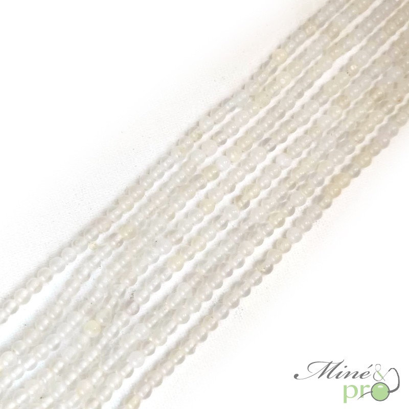 Agate blanche A en perles rondes 4mm - fil complet Agate blanche A en perles rondes 4mm - fil complet