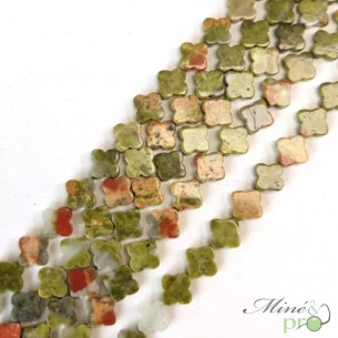 Unakite en perles plates "trèfle" 7mm - fil complet