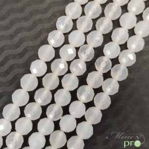 Agate blanche en perles facettées 8mm - fil complet