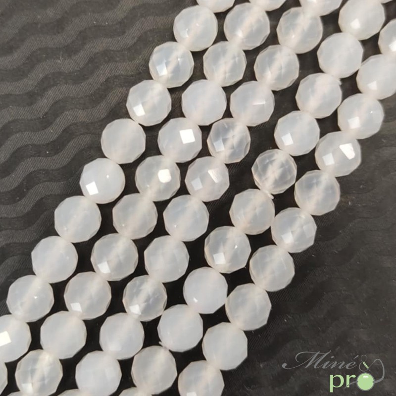 Agate blanche en perles facettées 8mm - fil complet