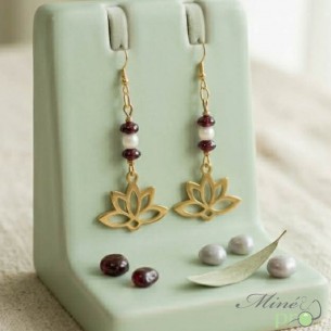 Boucles d'oreilles boutons en Grenat et Nacre
