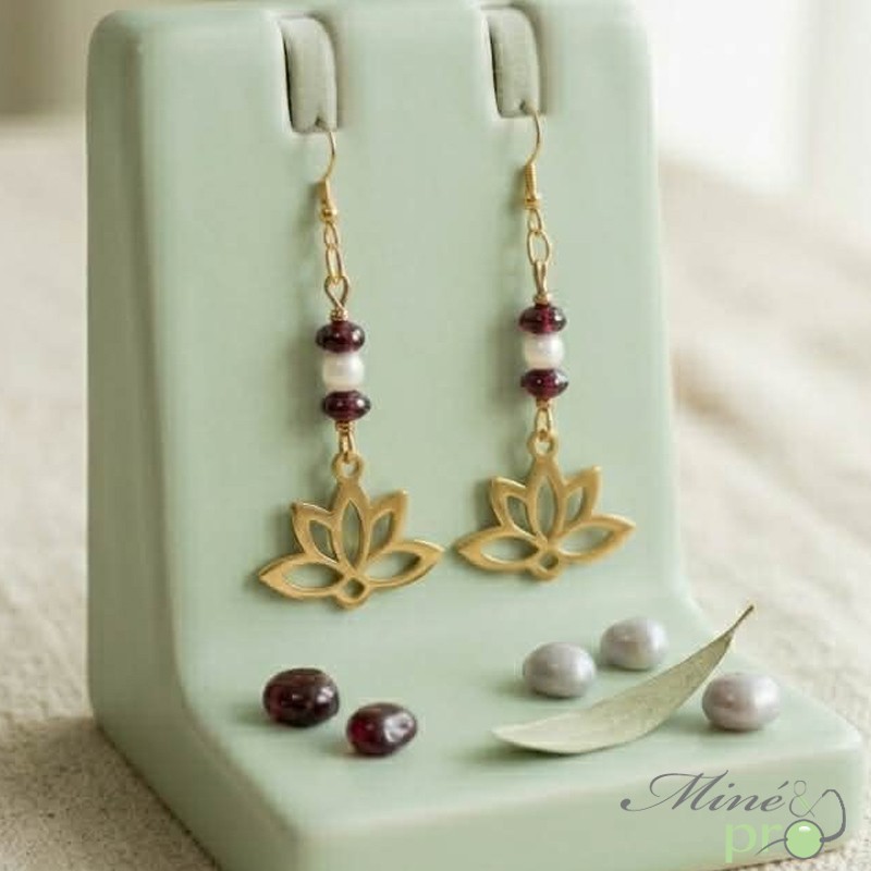Boucles d'oreilles boutons en Grenat et Nacre