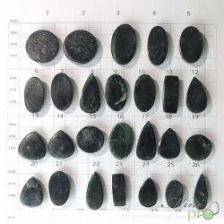 Jade noir- cabochons percés